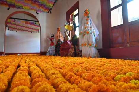 Con papel picado, flores de cempasúchil y catrinas, se espera que durante los días de muertos arriben miles de visitantes.