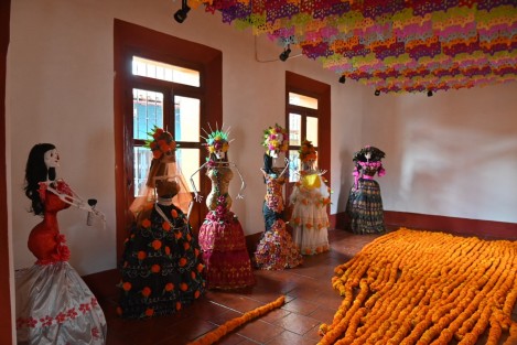 Con papel picado, flores de cempasúchil y catrinas, se espera que durante los días de muertos arriben miles de visitantes.