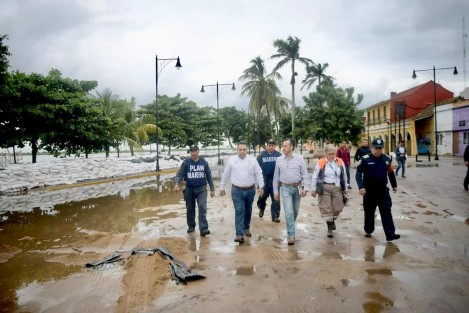 En seguimiento a las acciones de apoyo a la población afectada por la reciente emergencia hidrológica, el gobernador Cuitláhuac García Jiménez llegó a Tlacotalpan acompañado del presidente municipal, Luis Medina Aguirre.