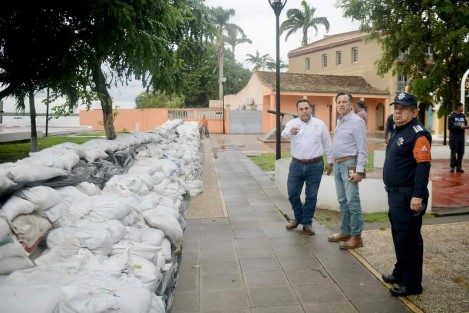 En Tlacotalpan, para mitigar los efectos de las inundaciones, se llenaron 635 costalillas de arena y se construyó un muro de 45 metros para contener filtraciones, con el apoyo de la SEDENA, CONAGUA y SPC. 