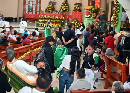 Cientos de devotos de San Judas Tadeo festejan al santo en su día. Parroquia dedicada al santo de las causas difíciles en Xalapa estuvo muy concurrida. 