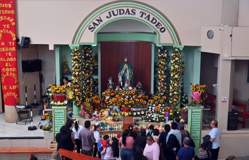 Cientos de devotos de San Judas Tadeo festejan al santo en su día. Parroquia dedicada al santo de las causas difíciles en Xalapa estuvo muy concurrida. 
