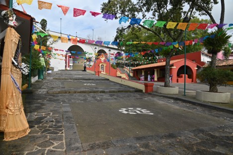 Al igual que otros espacios públicos de la ciudad, el barrio de Xallitic ya luce decorado ad hoc para las fiestas de Días de Muertos. De hecho desde hace unos días el barrio mágico ha sido sede de varios eventos. 