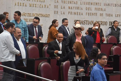 Con alegre ambiente y numerosa concurrencia si se compara con la mayoría de las sesiones anteriores de la LXVI Legislatura, se desarrolló la sesión extraordinaria de los diputados que están con un pie y medio fuera de las curules. 