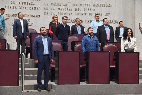 Con alegre ambiente y numerosa concurrencia si se compara con la mayoría de las sesiones anteriores de la LXVI Legislatura, se desarrolló la sesión extraordinaria de los diputados que están con un pie y medio fuera de las curules. 