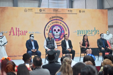 El gobernador Cuitláhuac García Jiménez asistió a la muestra de altares organizado por la Secretaría de Educación de Veracruz, a través de la Subsecretaría de Educación Media Superior y Superior,  La Gran Ofrenda de las 10 Regiones en el Gimnasio Omega, en Xalapa.