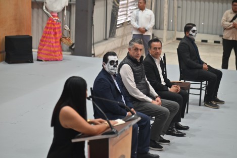 El gobernador Cuitláhuac García Jiménez asistió a la muestra de altares organizado por la Secretaría de Educación de Veracruz, a través de la Subsecretaría de Educación Media Superior y Superior,  La Gran Ofrenda de las 10 Regiones en el Gimnasio Omega, en Xalapa. Fotos: 