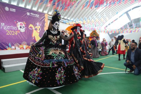 Por la mañana el Gobernador asistió al IPE para disfrutar del Festival de Día de Muertos y Exposición de Altares 2024 que realizaron para conmemorar estas tradiciones, como la presentación del Xantolo, muestra de ofrendas y las tradicionales catrinas y catrines.