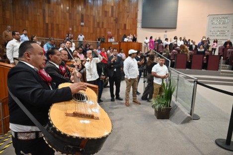Con mariachis, abrazos, aplausos y lágrimas los diputados de la Sexagésima Sexta Legislatura del Congreso del Estado celebraron su última sesión. 