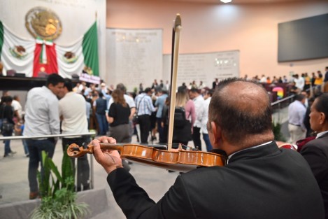 Con mariachis, abrazos, aplausos y lágrimas los diputados de la Sexagésima Sexta Legislatura del Congreso del Estado celebraron su última sesión. 