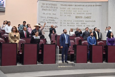 Con mariachis, abrazos, aplausos y lágrimas los diputados de la Sexagésima Sexta Legislatura del Congreso del Estado celebraron su última sesión. 