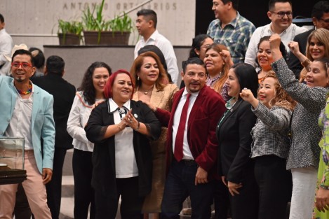 Con mariachis, abrazos, aplausos y lágrimas los diputados de la Sexagésima Sexta Legislatura del Congreso del Estado celebraron su última sesión. 