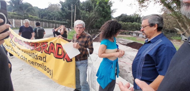 Inconformes contra la construcción de un centro comercial  en la carretera Xalapa-Coatepec vía Briones, se manifestaron con una clausura simbólica de la construcción. 
