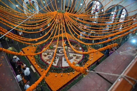 En el patio de Palacio de Gobierno se inauguró el altar de Muertos, con características prehispánicas. mismo que podrá ser visitado por el público en general. 