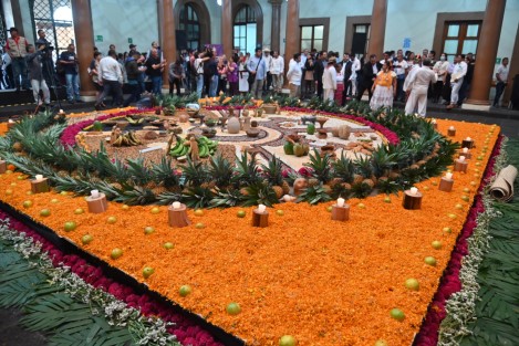 En el patio de Palacio de Gobierno se inauguró el altar de Muertos, con características prehispánicas. mismo que podrá ser visitado por el público en general. 