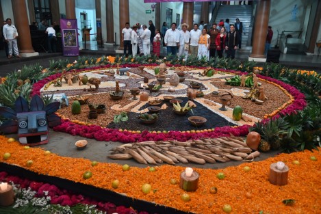 En el patio de Palacio de Gobierno se inauguró el altar de Muertos, con características prehispánicas. mismo que podrá ser visitado por el público en general. 
