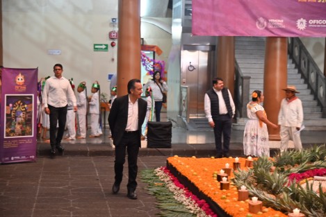 El Gobernador Cuitláhuac García Jiménez recorrió el altar de Palacio de Gobierno. 
