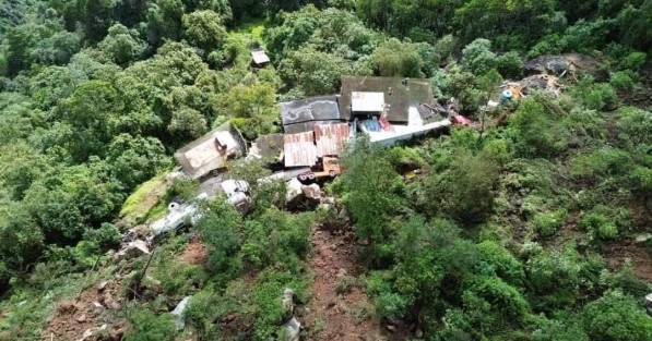 Al menos seis vehículos pesados y tres autos particulares han sido encontrados sepultados bajo toneladas de piedras, tierra y árboles a la altura del kilómetro 230 de la autopista Puebla-Veracruz, en el tramo conocido como El Mirador. Hasta el momento, las autoridades no han descartado la posibilidad de que haya personas lesionadas o fallecidas atrapadas entre los escombros. 