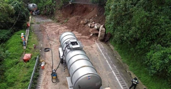 Al menos seis vehículos pesados y tres autos particulares han sido encontrados sepultados bajo toneladas de piedras, tierra y árboles a la altura del kilómetro 230 de la autopista Puebla-Veracruz, en el tramo conocido como El Mirador. Hasta el momento, las autoridades no han descartado la posibilidad de que haya personas lesionadas o fallecidas atrapadas entre los escombros. 