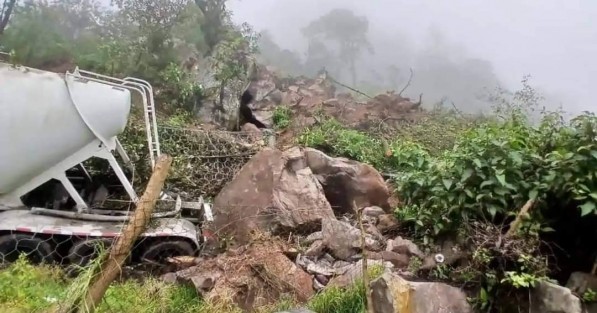 Al menos seis vehículos pesados y tres autos particulares han sido encontrados sepultados bajo toneladas de piedras, tierra y árboles a la altura del kilómetro 230 de la autopista Puebla-Veracruz, en el tramo conocido como El Mirador. Hasta el momento, las autoridades no han descartado la posibilidad de que haya personas lesionadas o fallecidas atrapadas entre los escombros. 