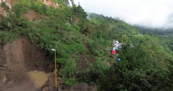 Al menos seis vehículos pesados y tres autos particulares han sido encontrados sepultados bajo toneladas de piedras, tierra y árboles a la altura del kilómetro 230 de la autopista Puebla-Veracruz, en el tramo conocido como El Mirador. Hasta el momento, las autoridades no han descartado la posibilidad de que haya personas lesionadas o fallecidas atrapadas entre los escombros. 