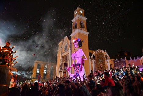 Miles de xalapeños se dieron cita para presenciar el gran desfile de catrinas en el centro de la capital de estado. 