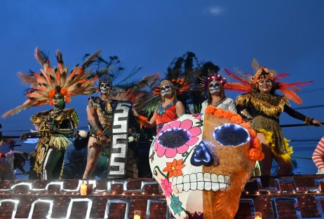Miles de xalapeños se dieron cita para presenciar el gran desfile de catrinas en el centro de la capital de estado. 