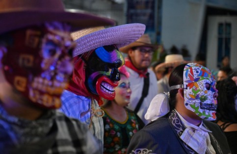 Miles de xalapeños se dieron cita para presenciar el gran desfile de catrinas en el centro de la capital de estado. 