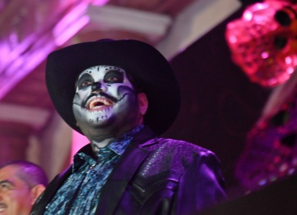 Miles de xalapeños se dieron cita para presenciar el gran desfile de catrinas en el centro de la capital de estado. 