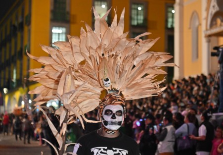 Miles de xalapeños se dieron cita para presenciar el gran desfile de catrinas en el centro de la capital de estado. 