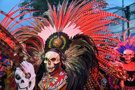 Miles de xalapeños se dieron cita para presenciar el gran desfile de catrinas en el centro de la capital de estado. 