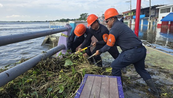 En coordinación con el Puesto de Comando Ampliado de Minatitlán, las fuerzas de tarea continúan la entrega de agua y alimentos a la comunidad, brindando atención médica y apoyo en la limpieza de calles y avenidas tras la emergencia hidrológica. 