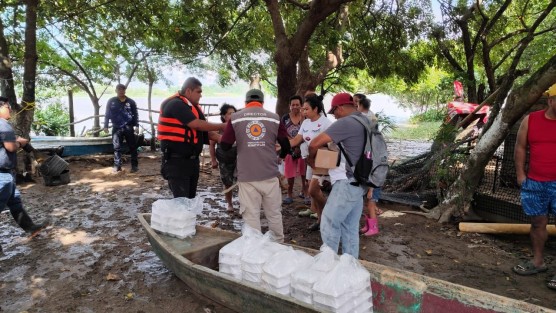 En coordinación con el Puesto de Comando Ampliado de Minatitlán, las fuerzas de tarea continúan la entrega de agua y alimentos a la comunidad, brindando atención médica y apoyo en la limpieza de calles y avenidas tras la emergencia hidrológica. 