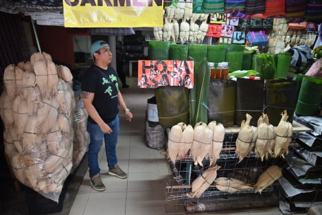 En el mercado Jáuregui de la ciudad de Xalapa, comerciantes esperan el repunte de la venta de productos como hojas de tamal, calaveritas de dulce, chocolate, etc., en general de los productos utilizados por temporada.