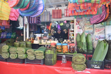 En el mercado Jáuregui de la ciudad de Xalapa, comerciantes esperan el repunte de la venta de productos como hojas de tamal, calaveritas de dulce, chocolate, etc., en general de los productos utilizados por temporada.