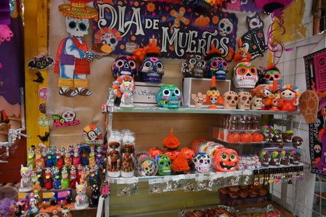 En el mercado Jáuregui de la ciudad de Xalapa, comerciantes esperan el repunte de la venta de productos como hojas de tamal, calaveritas de dulce, chocolate, etc., en general de los productos utilizados por temporada.