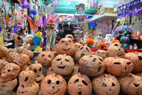 En el mercado Jáuregui de la ciudad de Xalapa, comerciantes esperan el repunte de la venta de productos como hojas de tamal, calaveritas de dulce, chocolate, etc., en general de los productos utilizados por temporada.