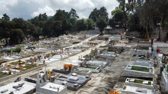 Con poca gente se vio este primero de Noviembre el Panteón Xalapeño y los puestos de flores de los alrededores. Se espera que los clientes lleguen para el día de mañana.