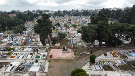 Con poca gente se vio este primero de Noviembre el Panteón Xalapeño y los puestos de flores de los alrededores. Se espera que los clientes lleguen para el día de mañana.