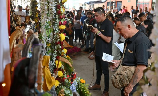 Creyentes en la santa muerte en Coatepec la veneran en este día.