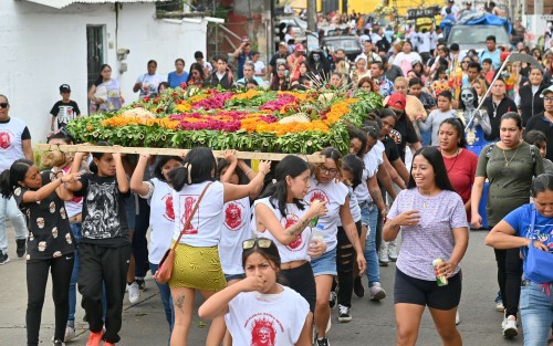 Creyentes en la santa muerte en Coatepec la veneran en este día.