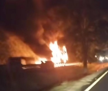 Un aparatoso accidente se registró la madrugada de este sábado sobre la carretera de La Tinaja, Veracruz, en el tramo del Paso del Toro, kilómetro 77, dirección norte-sur, donde un tractocamión se incendió por completo, provocando el cierre total de la circulación. 