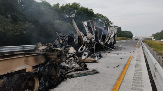 Un aparatoso accidente se registró la madrugada de este sábado sobre la carretera de La Tinaja, Veracruz, en el tramo del Paso del Toro, kilómetro 77, dirección norte-sur, donde un tractocamión se incendió por completo, provocando el cierre total de la circulación.