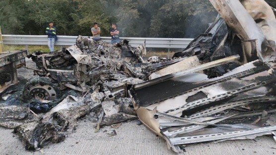 Un aparatoso accidente se registró la madrugada de este sábado sobre la carretera de La Tinaja, Veracruz, en el tramo del Paso del Toro, kilómetro 77, dirección norte-sur, donde un tractocamión se incendió por completo, provocando el cierre total de la circulación.