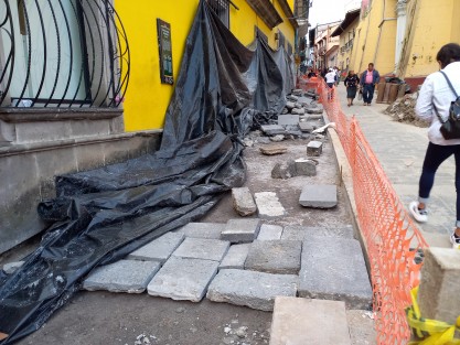 Reparación de la calle Revolución incluye las banquetas, mismas que constituían un peligro para los peatones. Se espera disminuyan las caídas. 