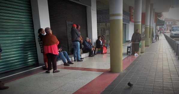 Pese a todas las opciones que existen para acceder a los recursos de su pensión del Bienestar sin necesidad de acudir al banco, adultos mayores hacen fila desde las 6 de la mañana para cobrar su apoyo de este último bimestre de 2024.  