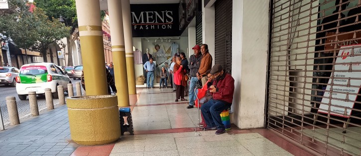 Pese a todas las opciones que existen para acceder a los recursos de su pensión del Bienestar sin necesidad de acudir al banco, adultos mayores hacen fila desde las 6 de la mañana para cobrar su apoyo de este último bimestre de 2024.  