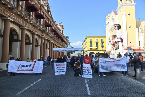 Integrantes del SRMAV bloquearon la calle Enríquez, en el centro de la Capital. Exigen la reinstalación de docente de Educación Especial a quien presuntamente le quitaron su plaza injustificadamente.