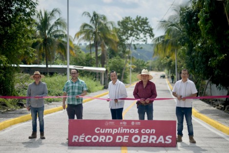 En respuesta a su compromiso con el desarrollo y la seguridad del estado, el gobernador Cuitláhuac García Jiménez entregó dos importantes obras de ampliación y modernización de carreteras en concreto hidráulico, beneficiando a los municipios de Soledad de Doblado y Puente Nacional. 