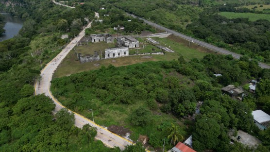 En respuesta a su compromiso con el desarrollo y la seguridad del estado, el gobernador Cuitláhuac García Jiménez entregó dos importantes obras de ampliación y modernización de carreteras en concreto hidráulico, beneficiando a los municipios de Soledad de Doblado y Puente Nacional.  